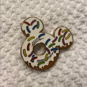 Donut Mickey donut pin